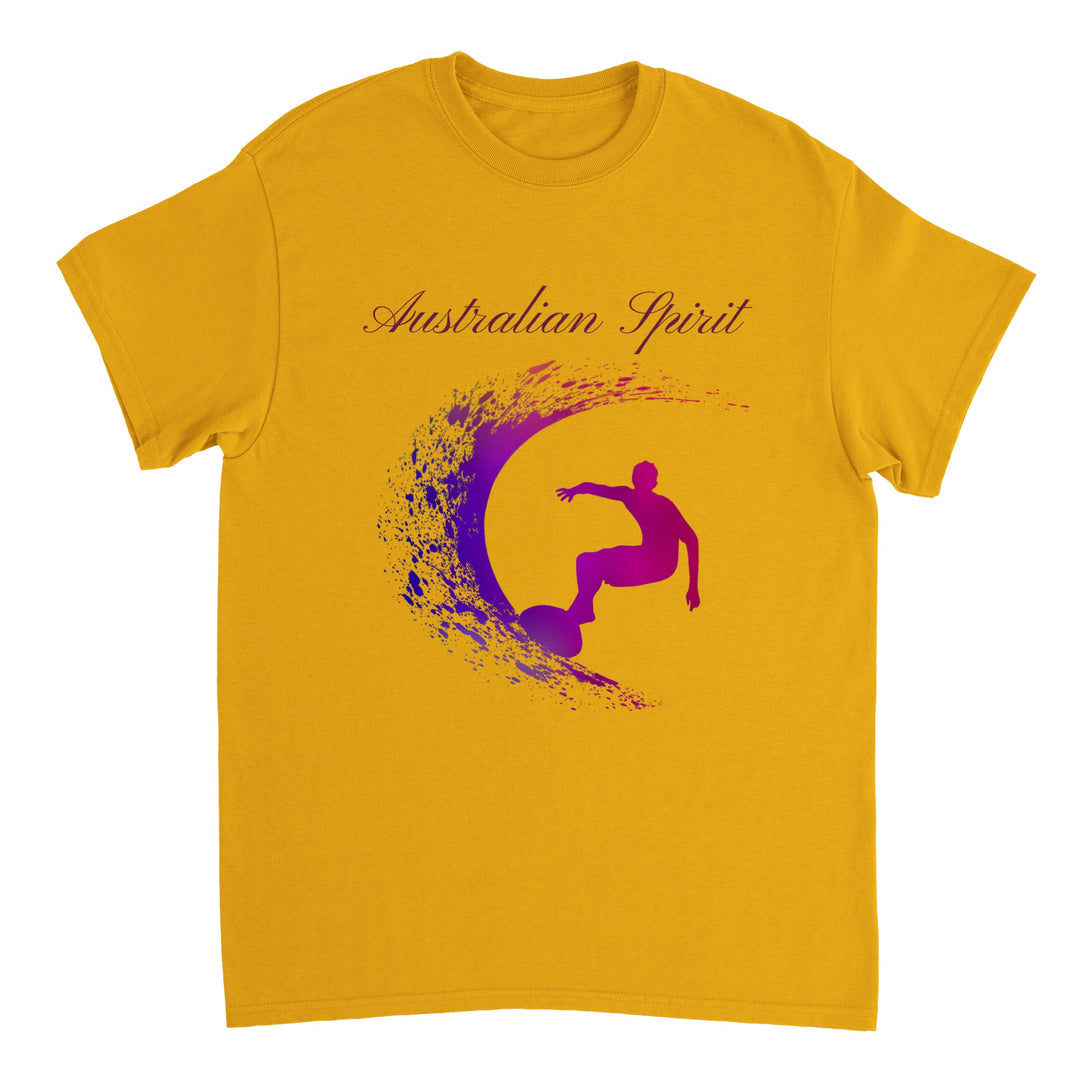 Un T-shirt ESPRIT FRANCAIS avec un dessin de face représentant un surfeur sur une vague multicolore avec noté Australian Spirit .An ESPRIT FRANCAIS t-shirt with a front design representing a surfer on a multicolored wave with an Australian spirit note.